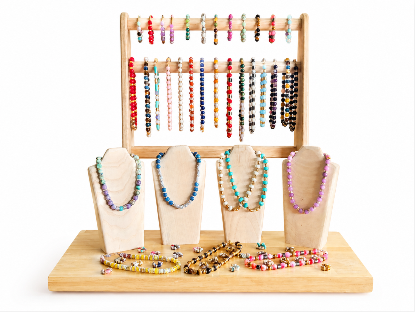 Bijoux dorés et argentés sur tige de bambou