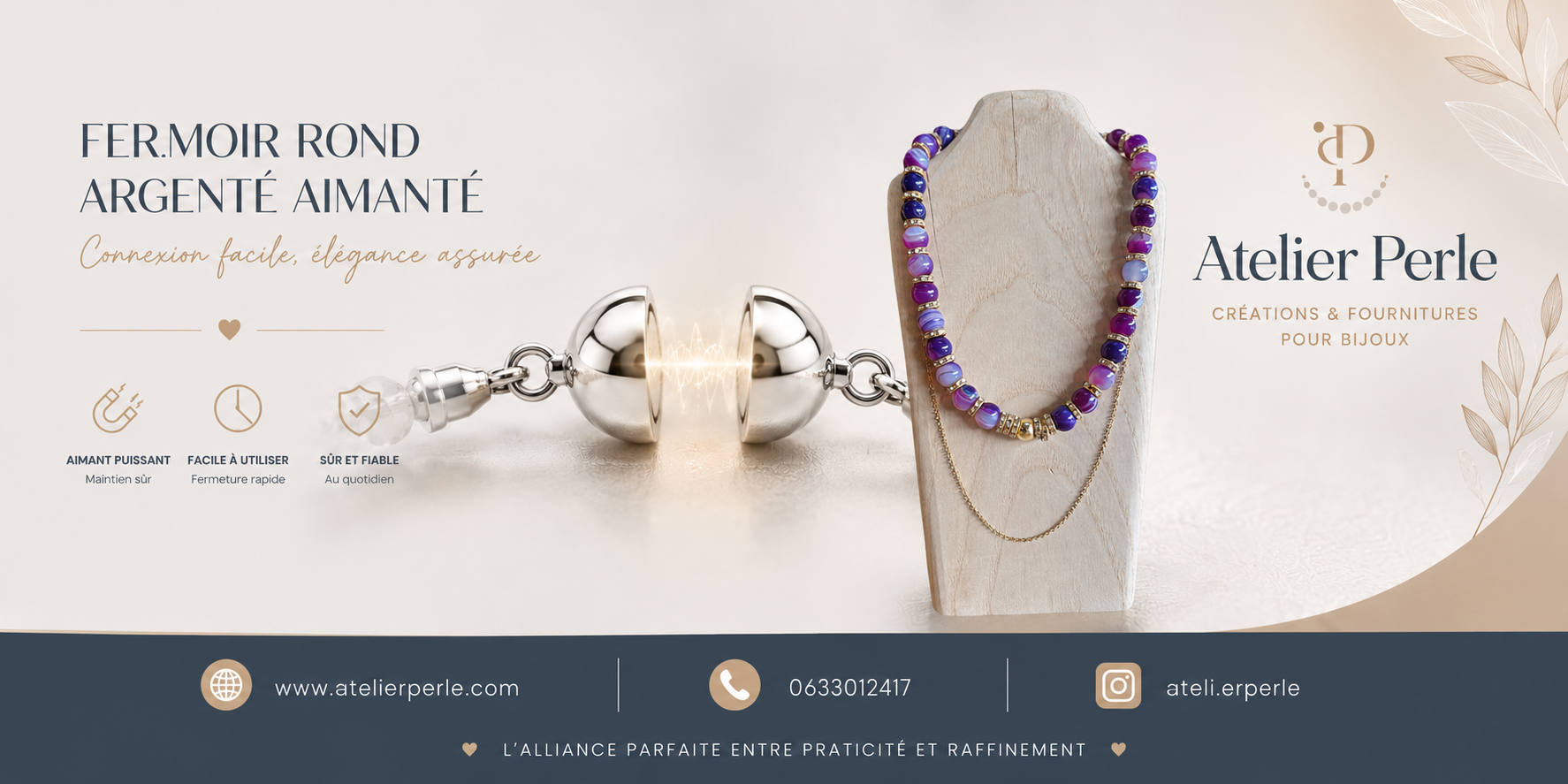 Colliers de perles colorées sur plateau de bois